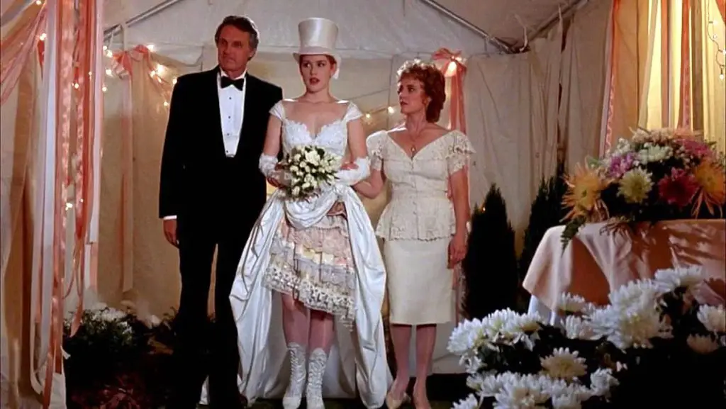 Molly Ringwald (au centre) dans Le mariage de Betsy